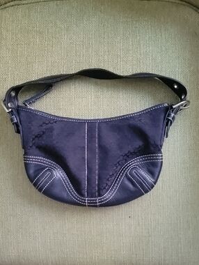 Classic Coach Black Shoulder Bag with Contrast Stitching